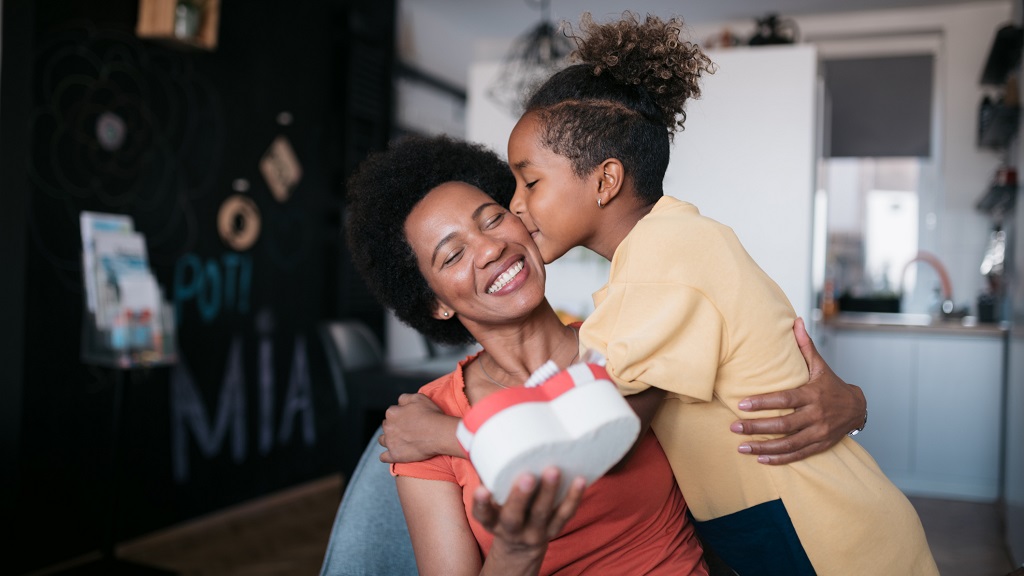 10 Christmas Gifts for Single Moms | Standing With You