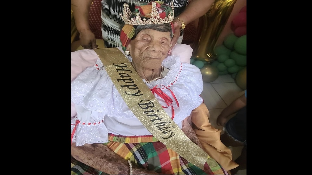 Miss Aggie comemorando seu aniversário de 111 anos em agosto de 2023