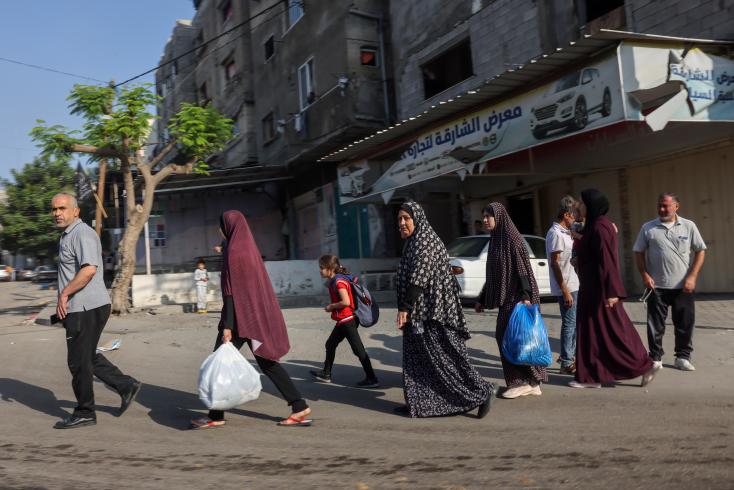 Palestinos carregando seus pertences fogem para áreas mais seguras da Cidade de Gaza após ataques israelenses, 13 de outubro de 2023 AFP