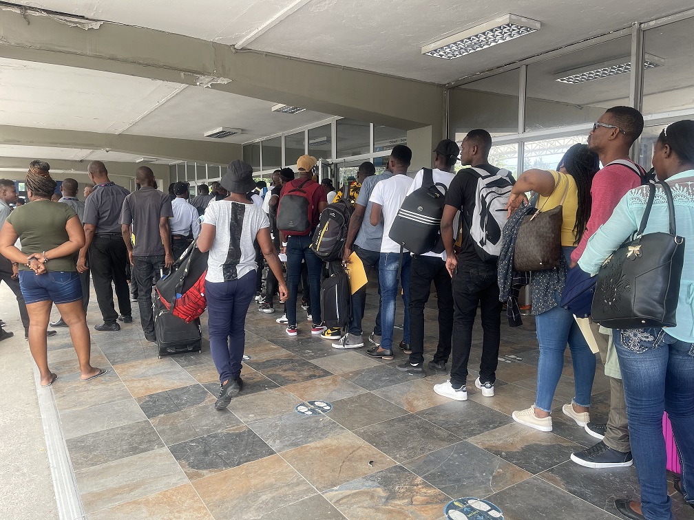 Queue at the entrance to the check-in counters at Toussaint Louverture International Airport.  Lesly Dorcin/Le Nouvelliste