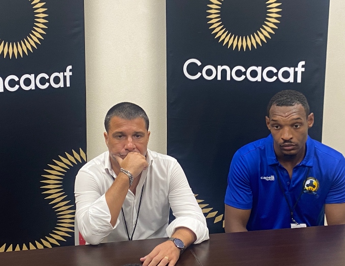 El entrenador del equipo senior de fútbol masculino de Barbados, Orlando da Costa (izquierda) y el defensor Krystian 