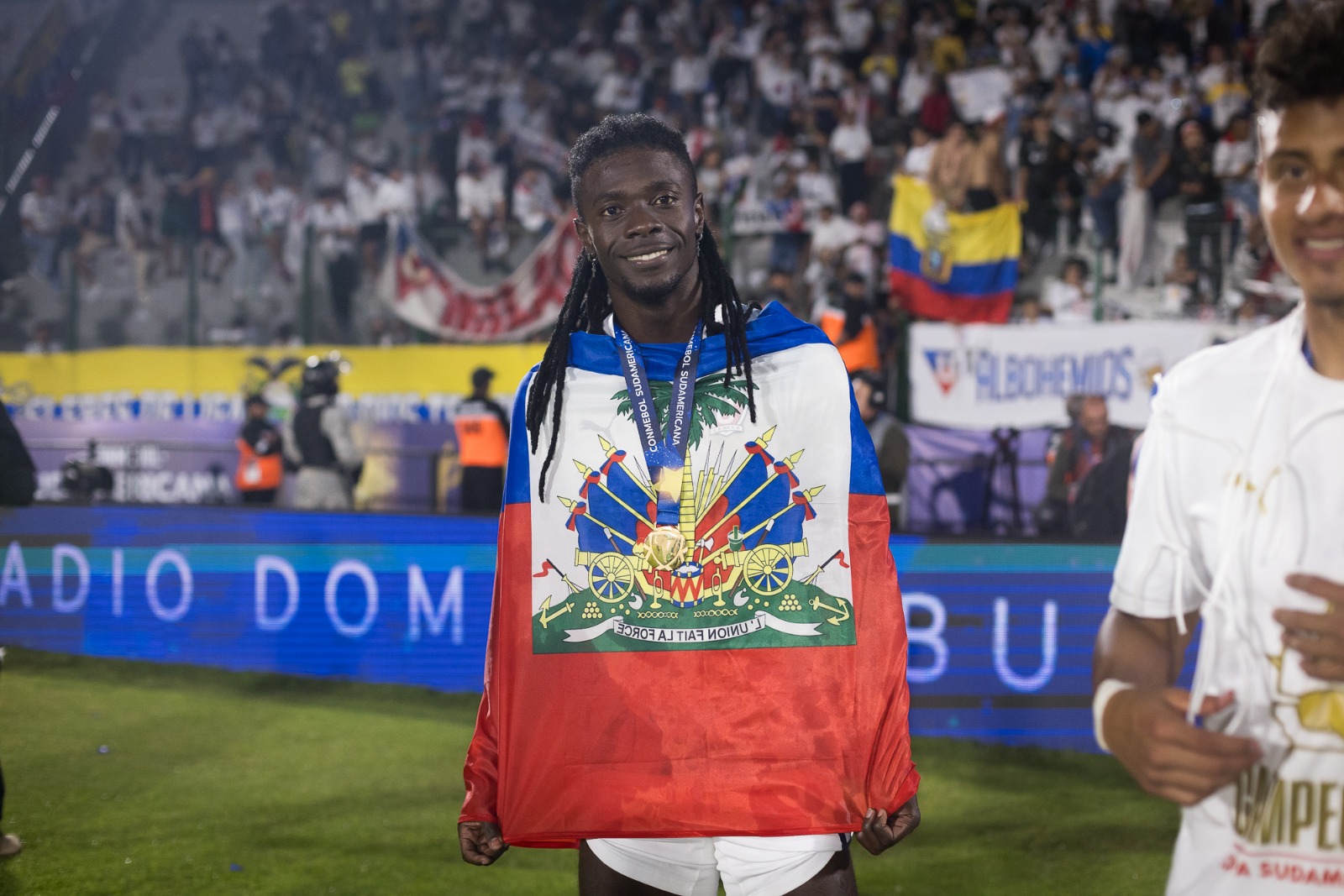 Haitian defender Ricardo Ade with the Haitian flag after the coronation of LDU Quito.  Photo: Twitter Conmebol Suamericana