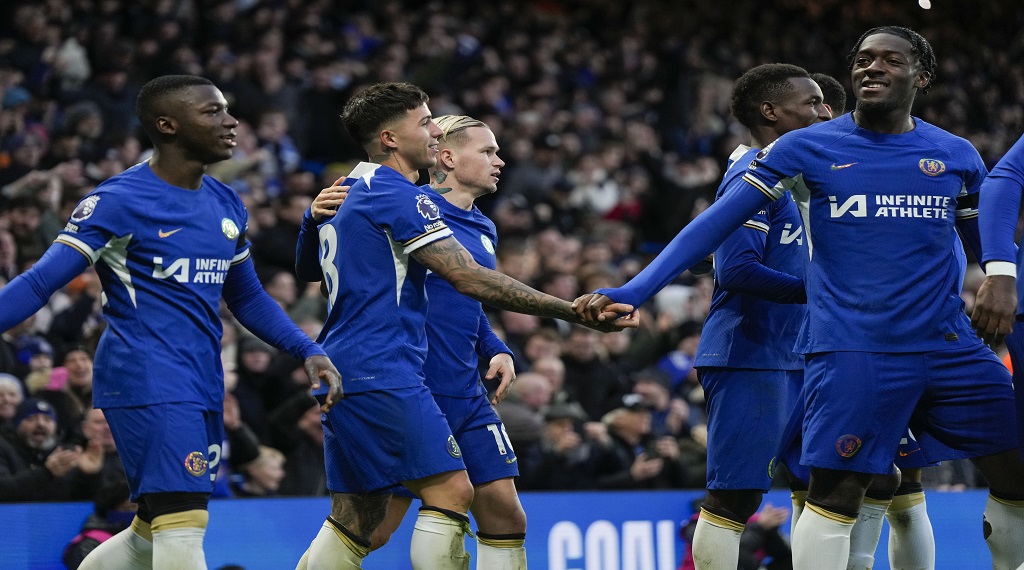 Chelsea 3-2 Brighton: 10-man Blues hold on in frantic finish to Stamford  Bridge thriller