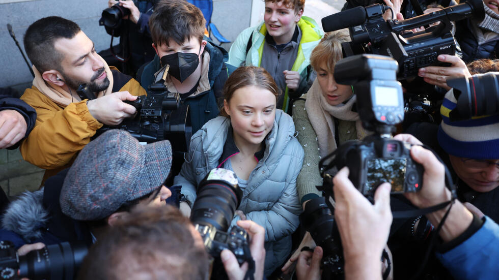Environmental activist Greta Thunberg (center) upon her arrival at Westminster Magistrates Court in London on November 15, 2023 DANIEL LEAL / AFP/ARCHIVES  