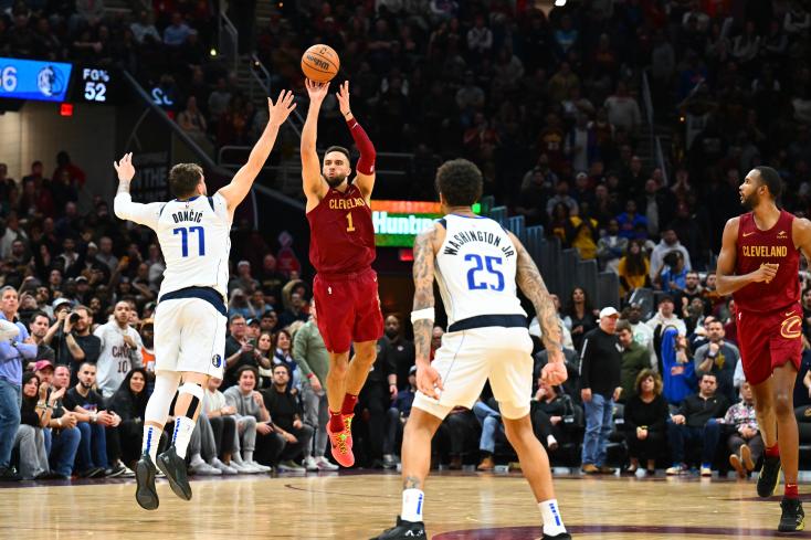 Max Strus (#1) scores the winning basket for the Cavaliers from his own end, during an NBA regular season game against the Dallas Mavericks, February 27, 2024 in Cleveland JASON MILLER / GETTY IMAGES NORTH AMERICA/AFP  