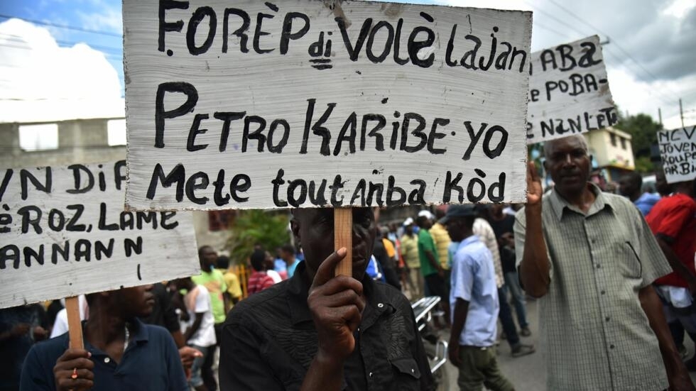 Illustrative photo Anti-government demonstration in Port-au-Prince on November 18, 2017, after a senatorial report criticizing the management of the Petrocaribe fund between 2008 and 2016. (illustrative image) HECTOR RETAMAL / AFP