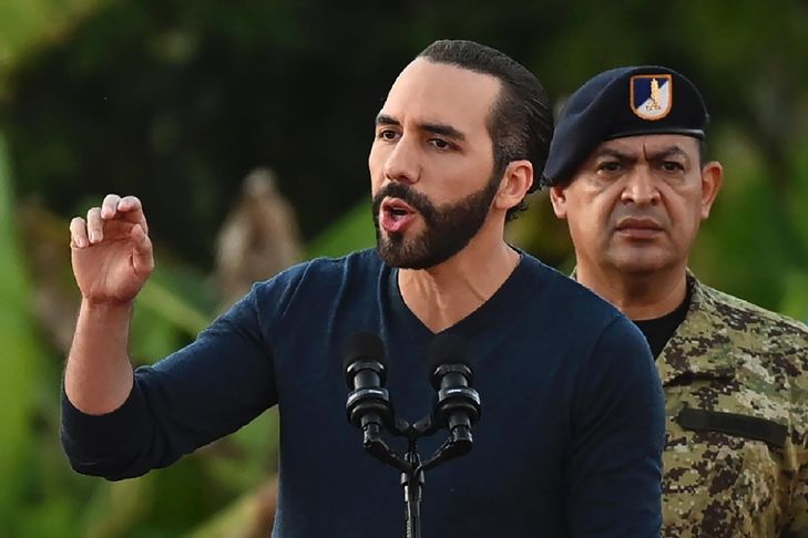 President Nayib Bukele speaks to soldiers near a military barracks on the outskirts of San Juan Opico, November 23, 2022 in El Salvador / Marvin RECINOS / AFP/Archives