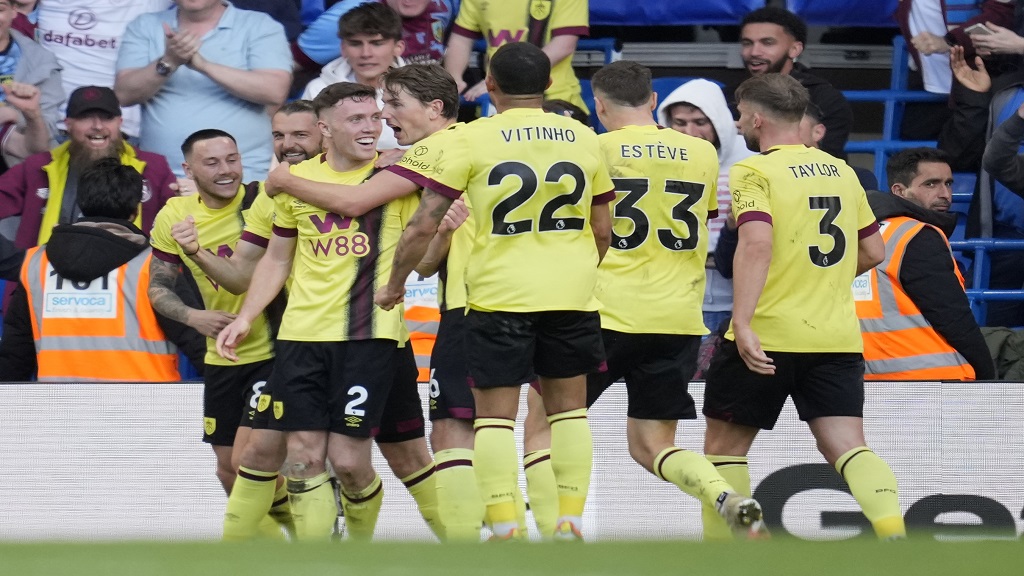 Burnley's Dara O'Shea, 3rd left (2 ), commemorates with colleagues after scoring his side's 2nd objective throughout the English Premier League football match versus Chelsea at Stamford Bridge in London, Saturday, March 30, 2024. (AP Photo/Kin Cheung).


