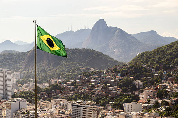 Un drapeau brésilien dominant une ville
Photo : iStock