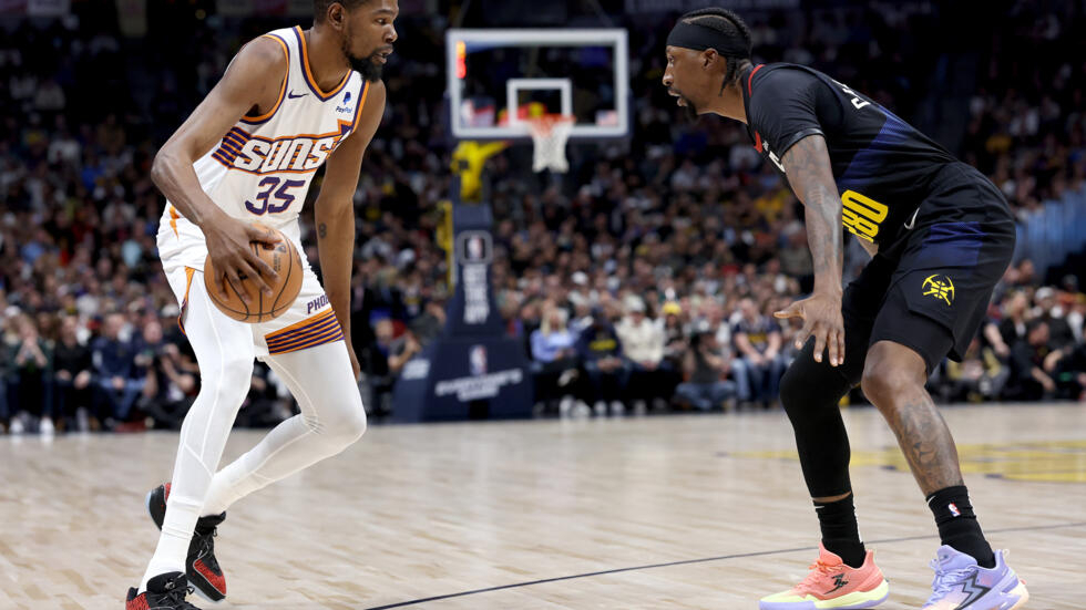 Phoenix Suns star Kevin Durant (#35) facing Kentavious Caldwell-Pope of the Nuggets on March 27, 2024 in Denver MATTHEW STOCKMAN / GETTY IMAGES NORTH AMERICA/AFP  