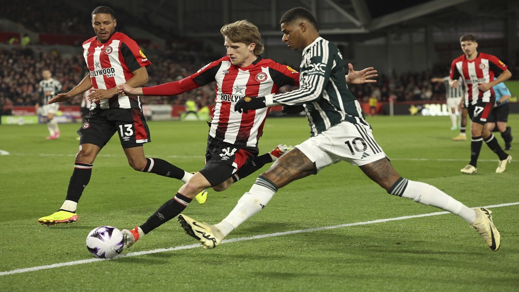 Manchester United's Marcus Rashford, right vies for possession with Brentford's Mads Roerslev during their English Premier League football match at the Gtech Community Stadium in London, Saturday, March 30, 2024. (AP Photo/Ian Walton).