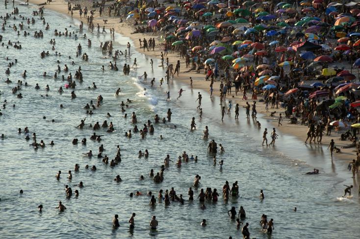 Aerial view of a crowded beach in Rio de Janeiro during a heat wave, March 17, 2024 in Brazil TERCIO TEIXEIRA / AFP  