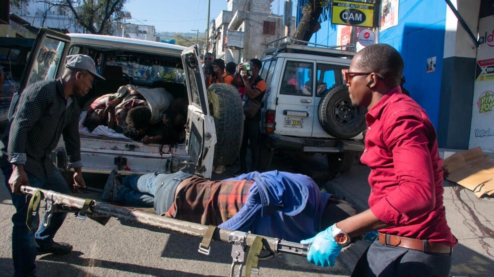 Paramedics transport the body of a person killed by gang members in Pétionville, Port-au-Prince, Haiti © Clarens SIFFROY / AFP