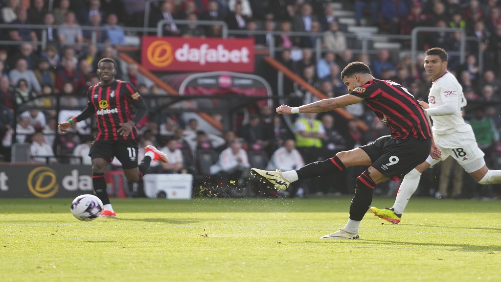 Bournemouth's Dominic Solanke scores his side's opening goal during the English Premier League football match against Manchester United, at The Vitality Stadium in Bournemouth, England, Saturday, April 13, 2024. (AP Photo/Kirsty Wigglesworth).