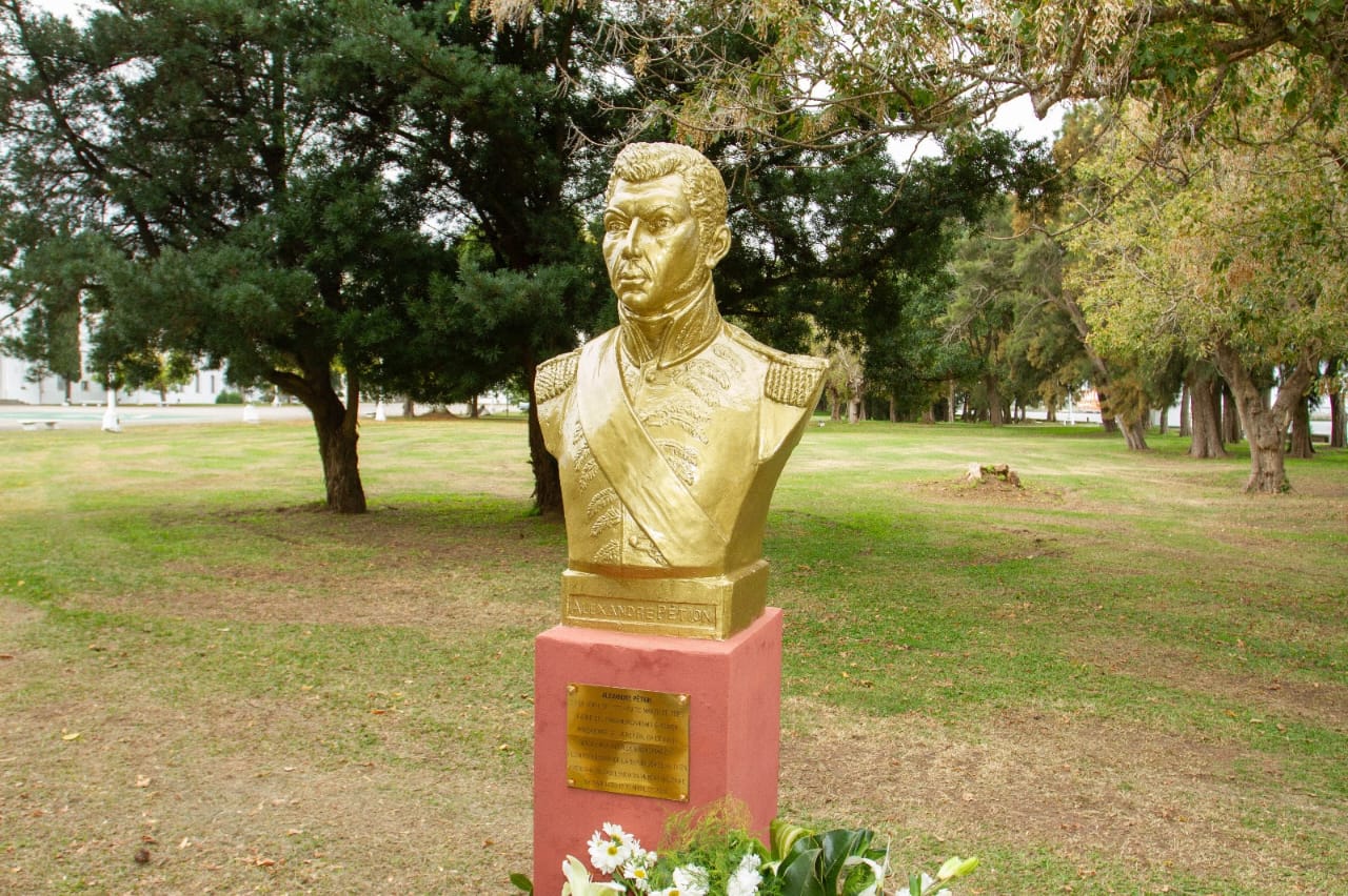 Le buste du Général Alexandre Pétion.