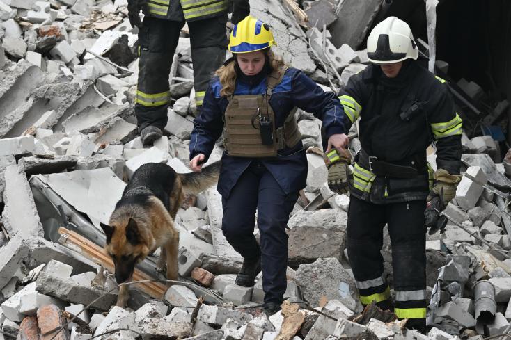 Rescuers descend from the rubble of a building destroyed following a Russian missile attack in Cherniguiv, Ukraine, April 17, 2024 GENYA SAVILOV / AFP  