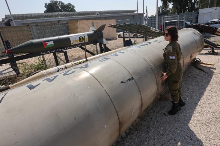 An Israeli army soldier stands next to a fallen Iranian ballistic missile in Israel l During last weekend's Iranian attack, during a media visit to the Julis military base in southern Israel, April 16, 2024 GIL COHEN-MAGEN / AFP  