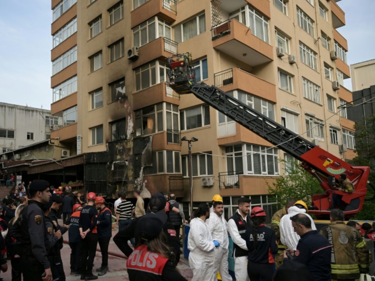 Rescue teams at the site of a fire which broke out in the basement of a residential building in Istanbul, April 2, 2024 in Turkey OZAN KOSE / AFP 