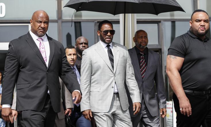 Le chanteur R. Kelly quitte le tribunal pénal de Leighton après une audience sur des accusations d'abus sexuels le 6 juin 2019 à Chicago AFP/Archives KAMIL KRZACZYNSKI
