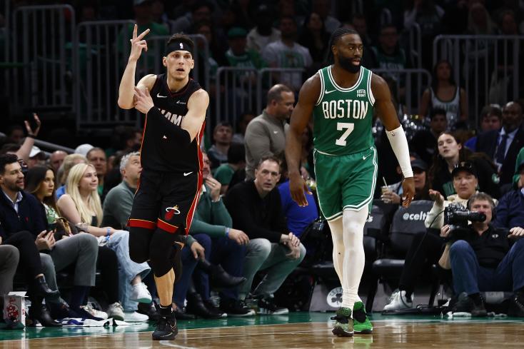 Tyler Herro (Miami Heat), on the Celtics floor in Boston, Wednesday in the NBA playoffs.  WINSLOW TOWNSON / GETTY IMAGES NORTH AMERICA/AFP  