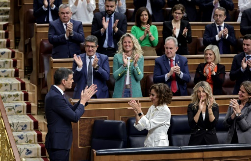 Spanish Prime Minister Pedro Sanchez, members of Parliament and the government applaud after the announcement of the recognition of a Palestinian state, on May 22, 2024 at the Congress in Madrid THOMAS COEX / AFP/ARCHIVES 