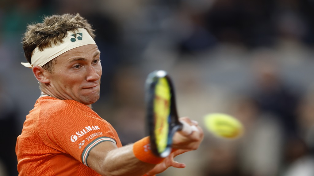 Norway's Casper Ruud plays a shot against Brazil's Felipe Meligeni Alves during their first round match of the French Open tennis tournament at the Roland Garros stadium in Paris, Tuesday, May 28, 2024. (AP Photo/Jean-Francois Badias).