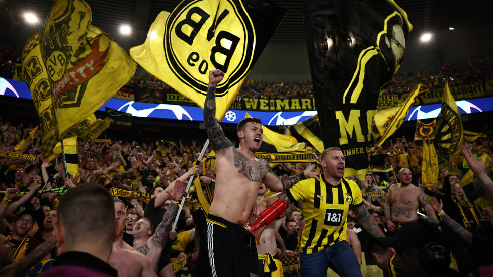 La joie des supporters de Dortmund mardi au Parc des Princes après la qualification pour la finale de la Ligue des champions contre le Paris SG AFP Anne-Christine POUJOULAT
