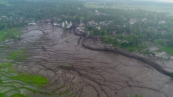 Photo prise et diffusée le 12 mai 2024 par l'Agence indonésienne de gestion des désastres (BNPB), montrant des zones endommagées par des crues éclair et une coulée de lave froide, à Tanah Datar, Sumatra (Indonésie)
HANDOUT / INDONESIA DISASTER MITIGATION AGENCY/AFP

