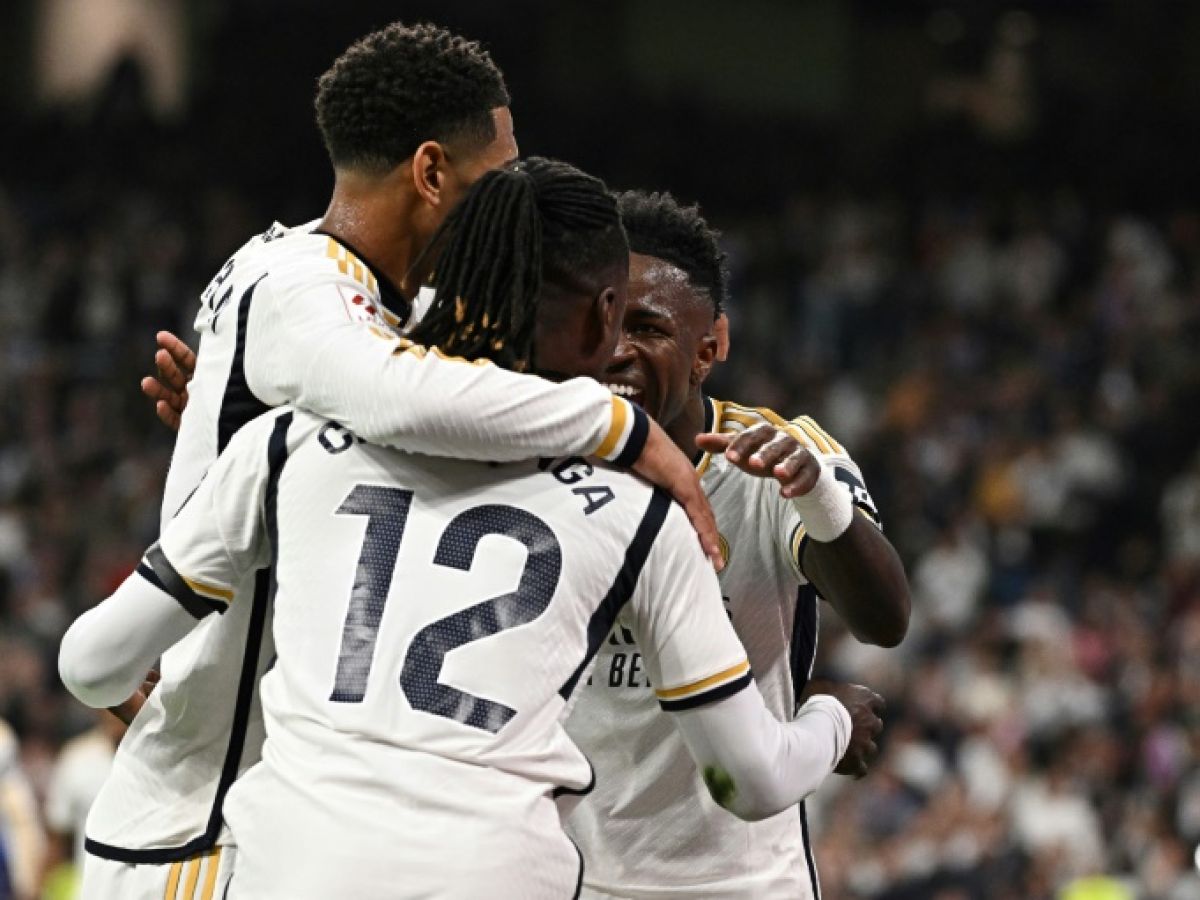 Real Madrid players Jude Bellingham, Eduardo Camavinga and Vinicius Junior (from left to right), during the La Liga match against Alaves on May 14, 2024 in Madrid.  JAVIER SORIANO / AFP  