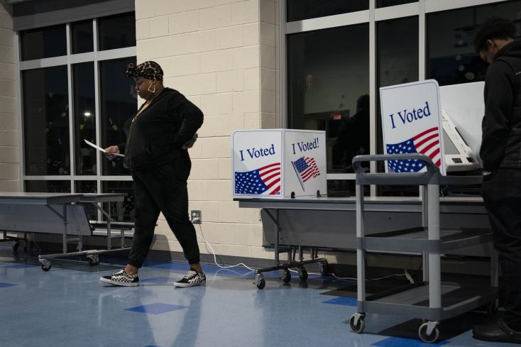 A voter participates in the Democratic primary on February 3, 2024 in West Columbia (South Carolina, southeast) ALLISON JOYCE / AFP  