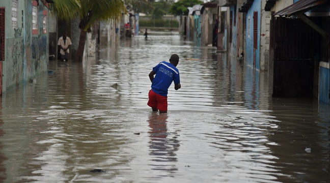 Une rue inondée après le passage de l'ouragan Matthew à Cité Soleil, en Haiti, le 4 octobre 2016. / AFP