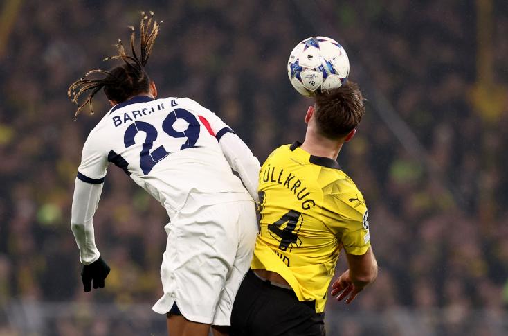 Parisian Bradley Barcola (l) in the fight with Niclas Füllkrug on December 13, 2023 at Signal Iduna Park in Dortmund in the group stage of the Champions League.  FRANCK FIFE / AFP  