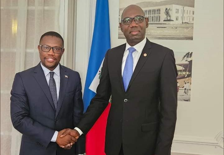 Louino Volcy, new charge d'affaires at the Haitian Embassy in Paris and outgoing Ambassador Plenipotentiary Josué Pierre Dahomey.  Photo taken on the embassy's X account.