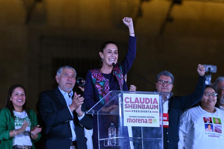 Candidate Claudia Sheinbaum greets her supporters after her presidential victory, in Zocalo Square in Mexico City, June 3, 2024 CARL DE SOUZA / AFP  