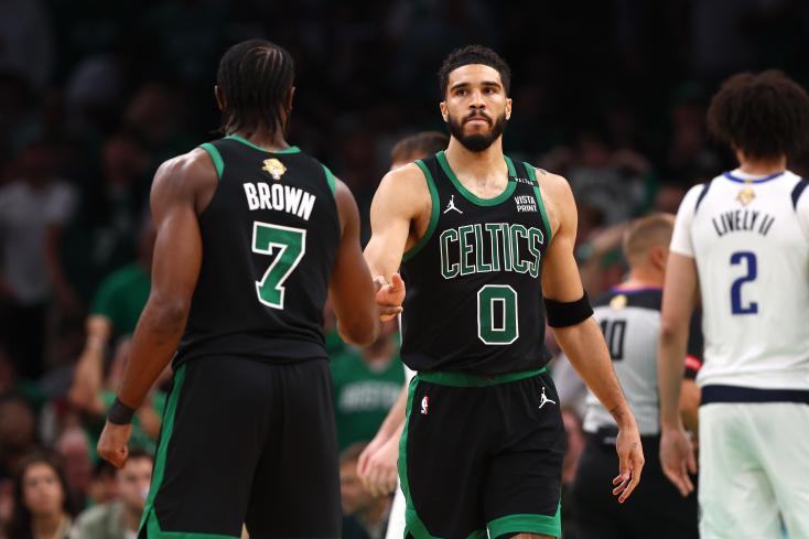 Jayson Tatum and Jaylen Brown, the two stars of the Boston Celtics, against the Dallas Mavericks during the second game of the 2024 NBA Finals, in Boston, June 9, 2024 MADDIE MEYER / GETTY IMAGES NORTH AMERICA/AFP 