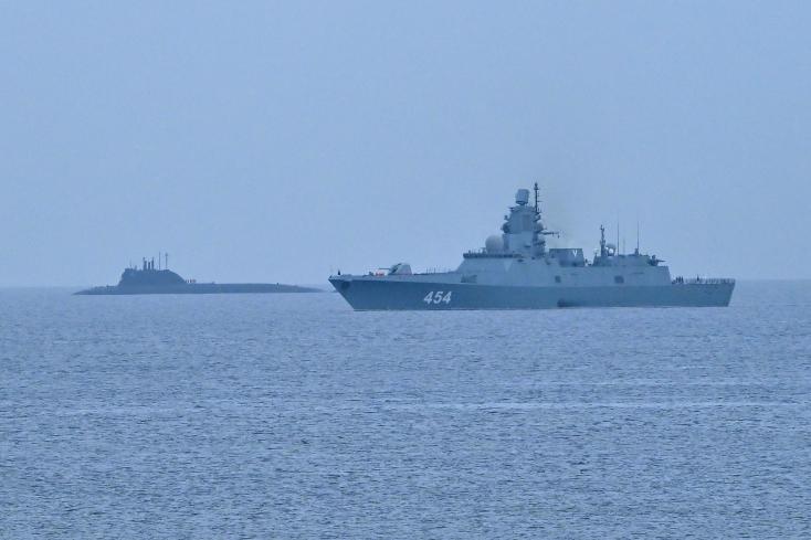 Le sous-marin nucléaire russe "Kazan" (I) et la frégate "Admiral Gorshkov" arrivant dans la baie de La Havane le 12 juin 2024
ADALBERTO ROQUE / AFP
