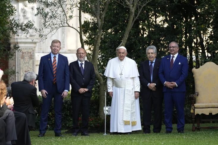 Pope Francis poses with (l. to r.) Raphael Schutz, the Israeli ambassador to the Vatican, Rabbi Abramo Alberto Funaro, Redouane Abdellah of the Islamic Center of Rome and Issa Kassissieh, the Palestinian ambassador to the Holy Siege in the Vatican gardens, in the Vatican, June 7, 2024 ALESSANDRA TARANTINO / POOL/AFP 