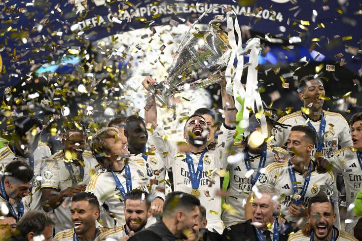 Real Madrid players lift the Champions League trophy after their 15th coronation obtained against Borussia Dortmund (2-0) on June 1, 2024 at Wembley AFP/Archives INA FASSBENDER  
