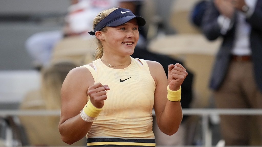 Russia's Mirra Andreeva celebrates winning her quarterfinal match of the French Open tennis tournament against Aryna Sabalenka of Belarus at the Roland Garros stadium in Paris, Wednesday, June 5, 2024. (AP Photo/Christophe Ena).