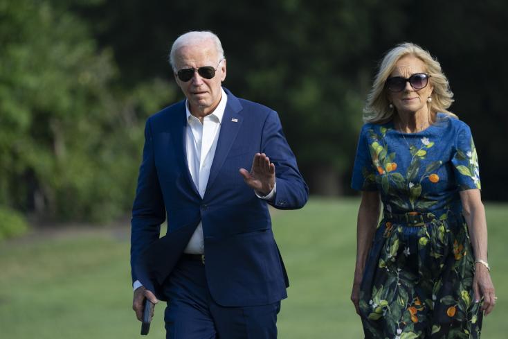 Joe Biden and his wife Jill on the lawns of the White House in Washington, July 7, 2024 CHRIS KLEPONIS / AFP 