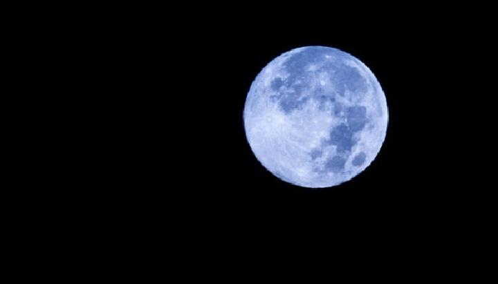 Illustration of a Blue moon. (Photo: space.com/Tomsajinsa)