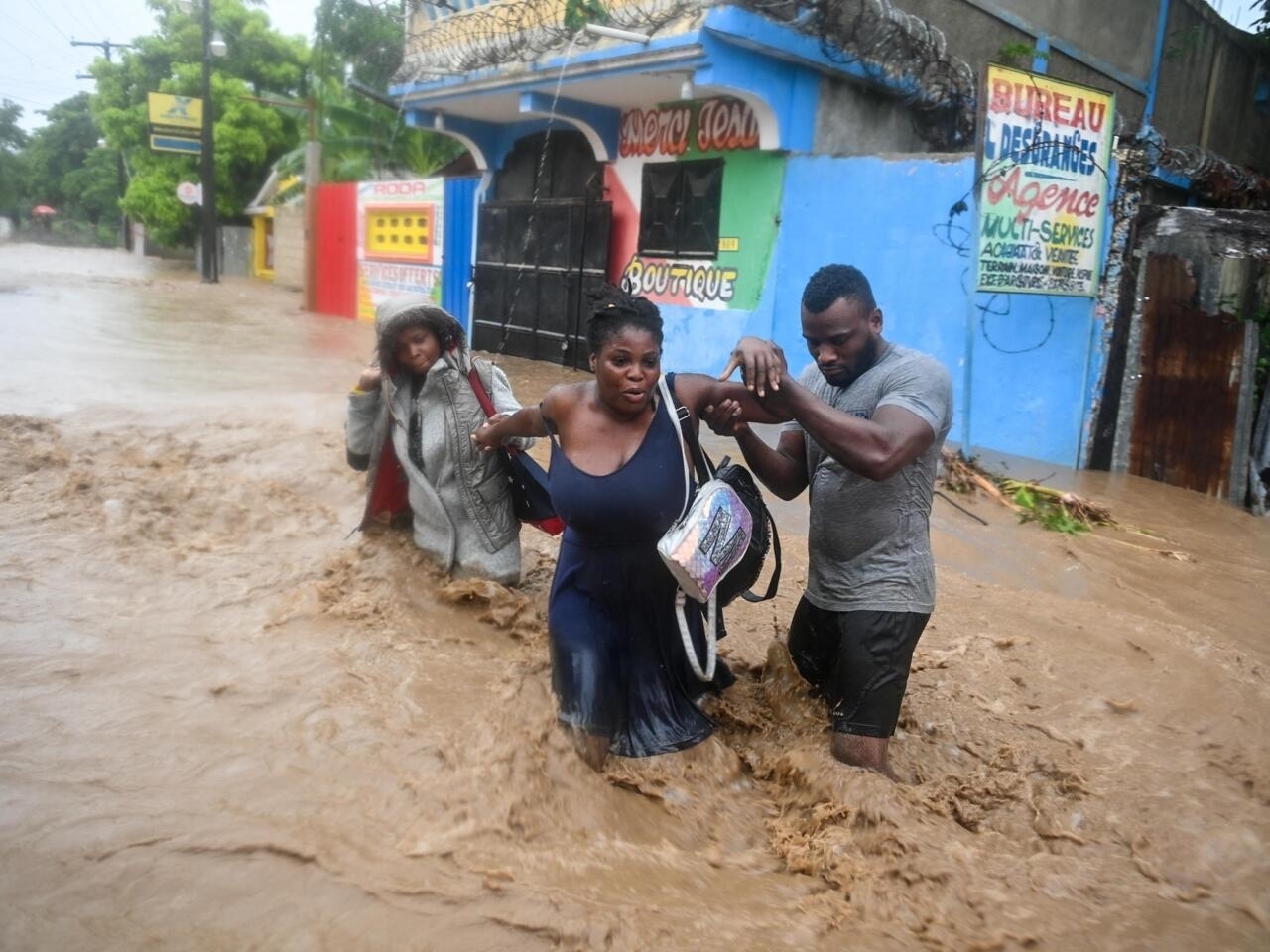 Foto ilistrasyon: Plizyè rejyon an Ayiti ap fè fas ak inondasyon, tankou Petit-Goâve, kote rezidan yo ap eseye youn ede lòt, 3 jen 2023. © Richard Pierrin / AFP