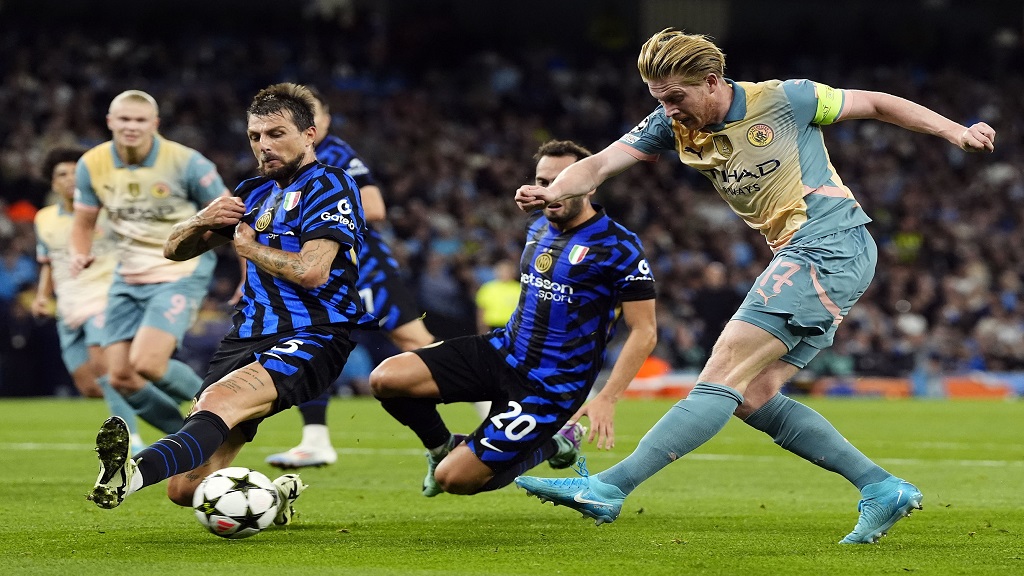 Manchester City's Kevin De Bruyne, right, shoots during the Champions League opening phase football match against Inter Milan in Manchester, England, Wednesday, Sept. 18, 2024. (Nick Potts/PA via AP).