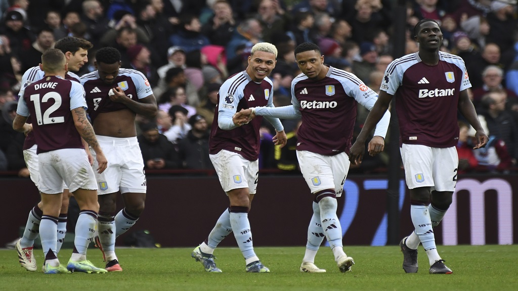 Aston Villa's Morgan Rogers, centre, celebrates with teammates after scoring his side's second goal during the English Premier League football match against Manchester City, at Villa Park in Birmingham, England, Saturday, Dec. 21, 2024. (AP Photo/Rui Vieira).
