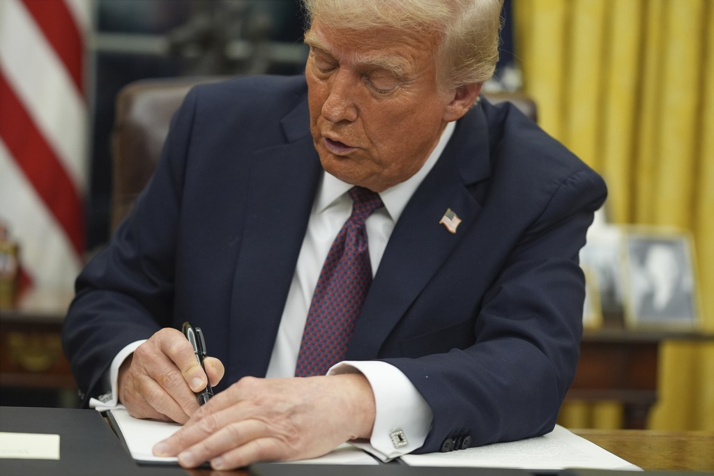 President Donald Trump signs an executive order on birthright citizenship in the Oval Office of the White House, Monday, January 20, 2025, in Washington. (AP Photo/Evan Vucci)
