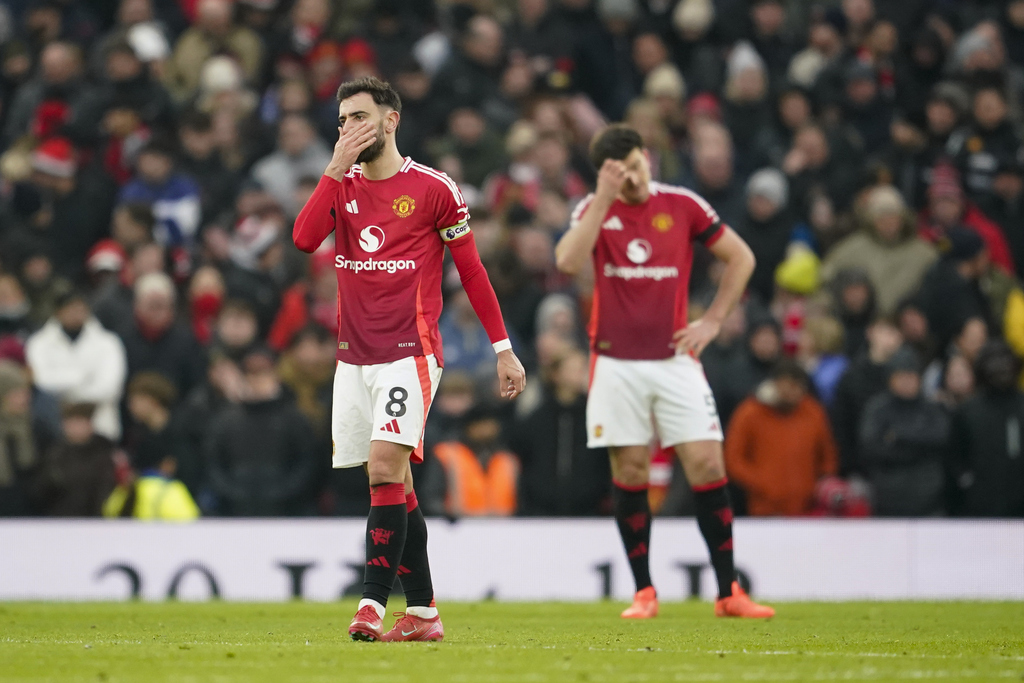 Manchester United's Bruno Fernandes, left, and Harry Maguire react after Brighton scored its side's third goal during the English Premier League soccer match between Manchester United and Brighton and Hove Albion, at the Old Trafford stadium in Manchester, England, Sunday, January 19, 2025. (AP Photo/Dave Thompson)
