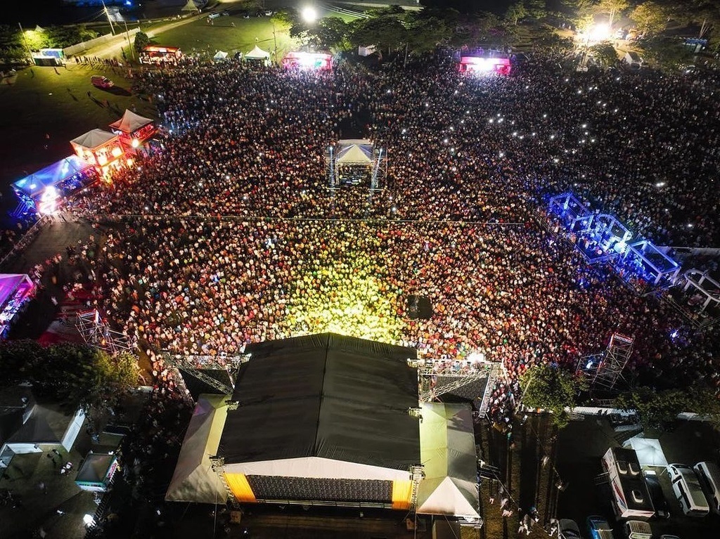 An aerial view of patrons gathered at Plantation Cove for the January 2023 staging of Intimate.