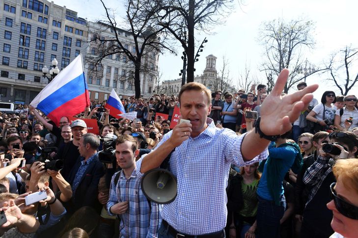 Thousands of people at the funeral of Russian opponent Navalny