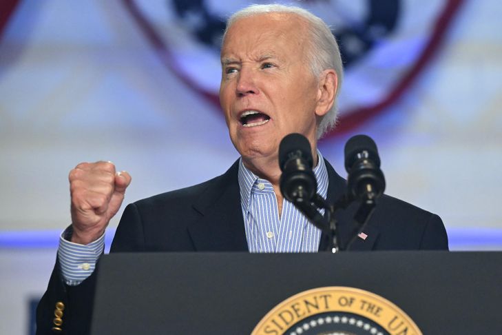 Joe Biden, sous pression, repart en campagne