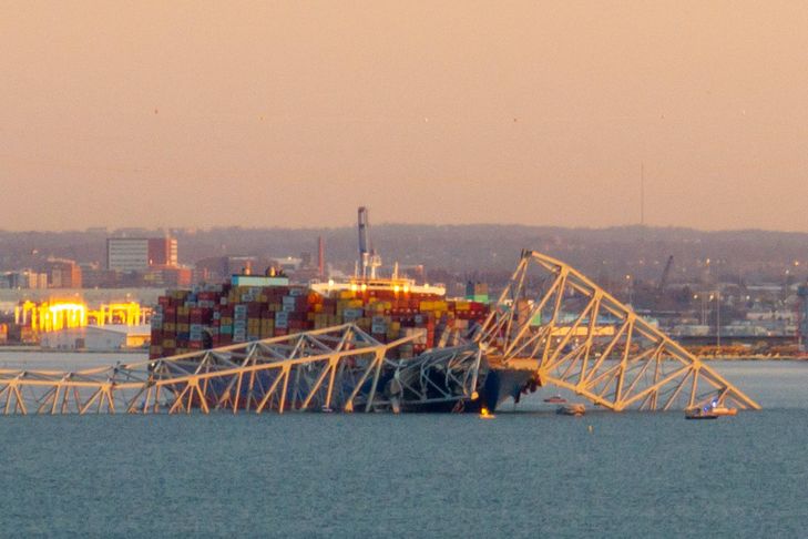 United States: Baltimore bridge collapses, hit by ship